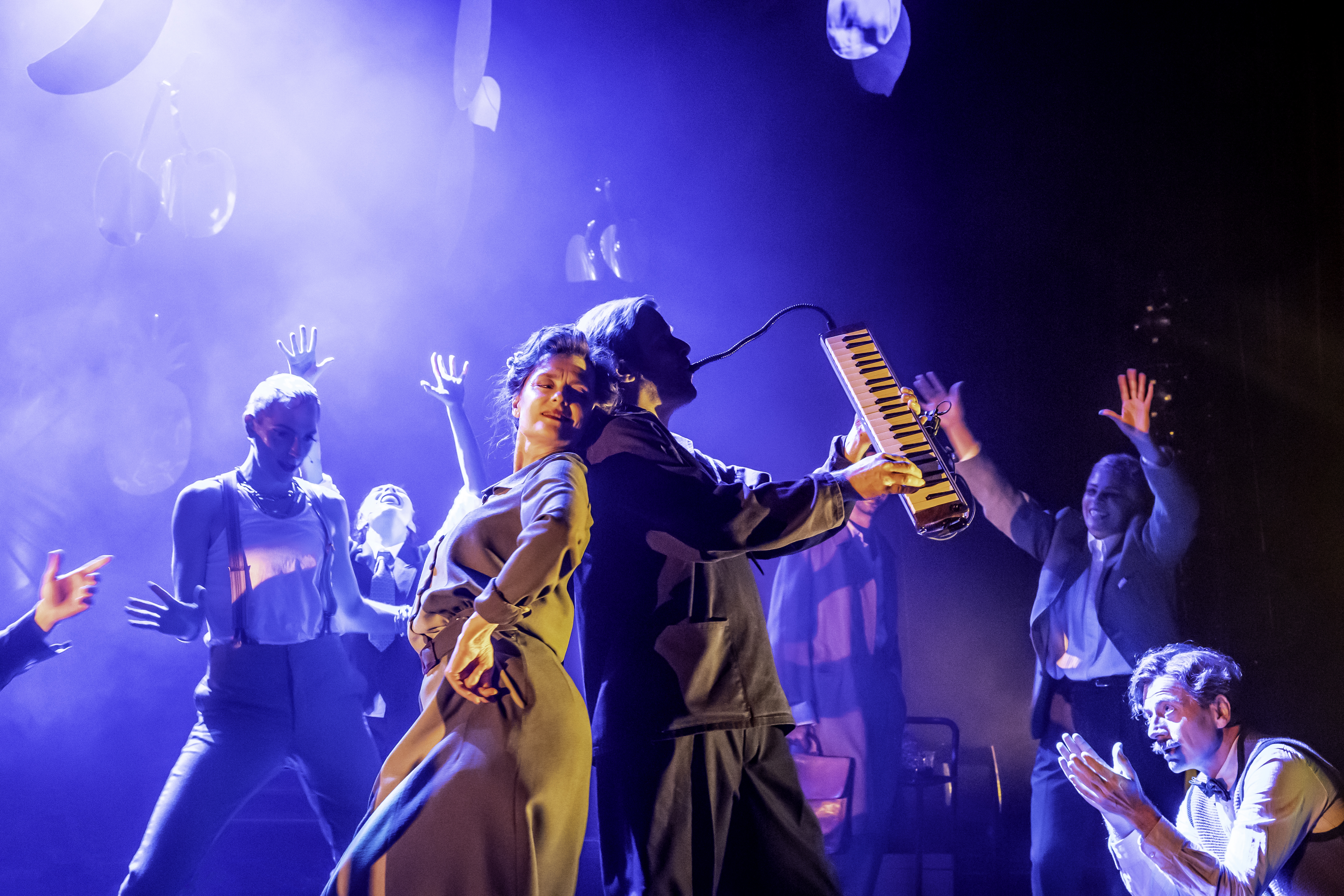 Razmus Nyström, Marie Richardson, Måns Mernsten, Maria Naidu och Johan Holmberg i Cabaret.