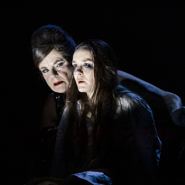 Stina Ekblad och Rebecka Hemse i Elektra.