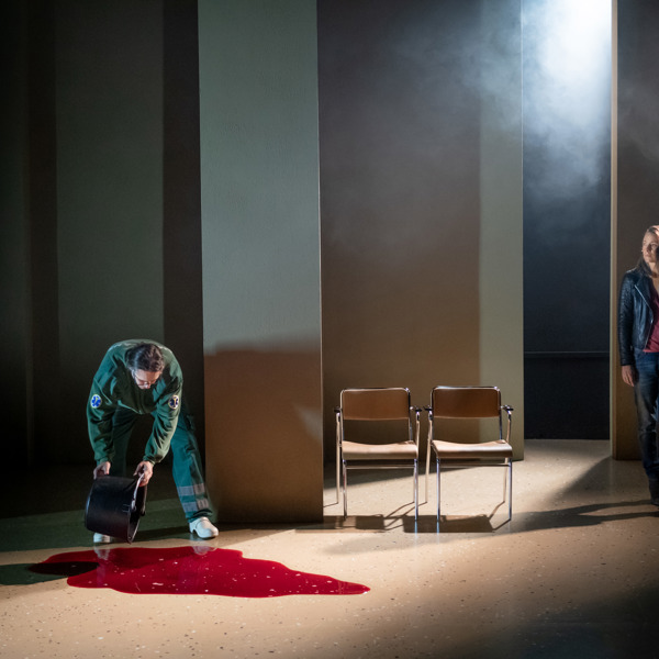 Jonatan Rodriguez och Maia Hansson Bergqvist i Ambulans.