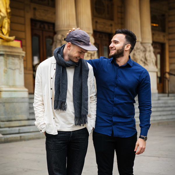 Lukas Orwin och Hamood Al Bwab framför Dramatens entré.