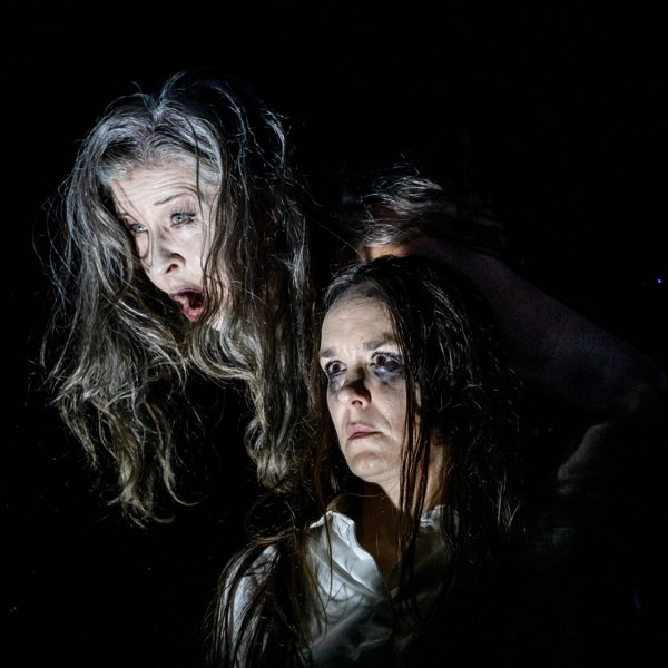 Ingela Olsson och Rebecka Hemse i Elektra.