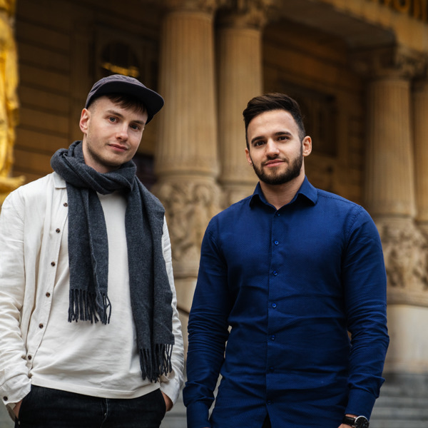 Lukas Orwin och Hamood Al Bwab framför Dramatens entré.