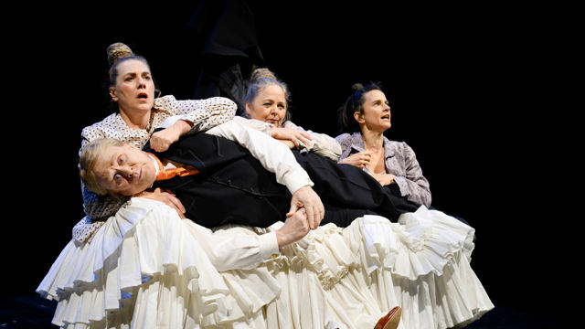 Pierre Wilkner, Anna Maria Käll, Hulda Lind Jóhannsdóttir och Melinda Kinnaman i Ett dockhem.