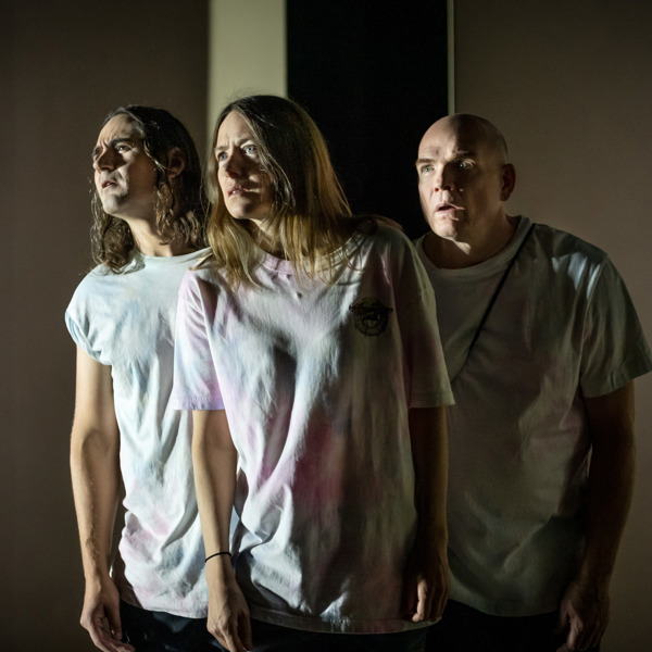 Jonatan Rodriguez, Eva Rexed och Peter Järn i Ambulans.