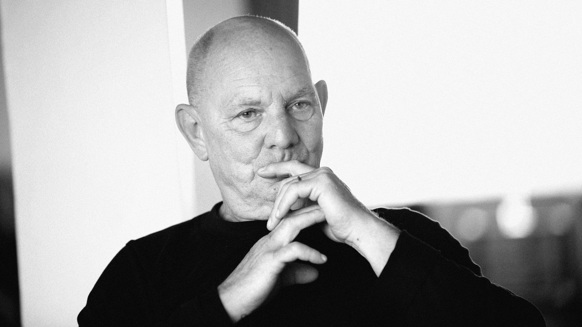 Lars Norén tar sig för munnen med ena handen.