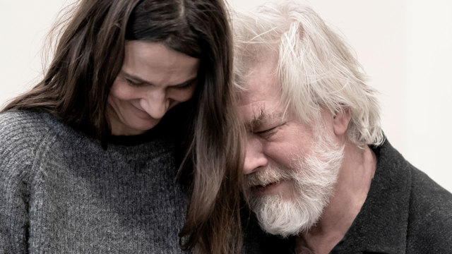 Melinda Kinnaman och Jakob Eklund från repetitionerna av Sårad ängel.
