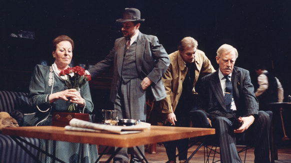 Margaretha Krook, Reine Brynolfsson, Peter Andersson och Max von Sydow sitter vid ett bord.