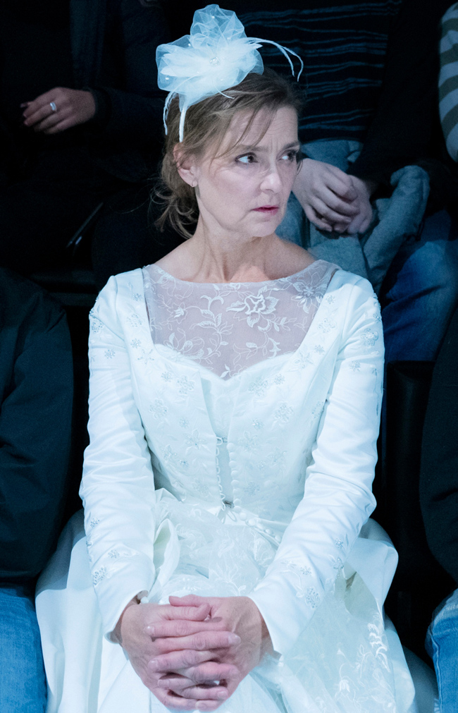 Marie Richardson i brudklänning.