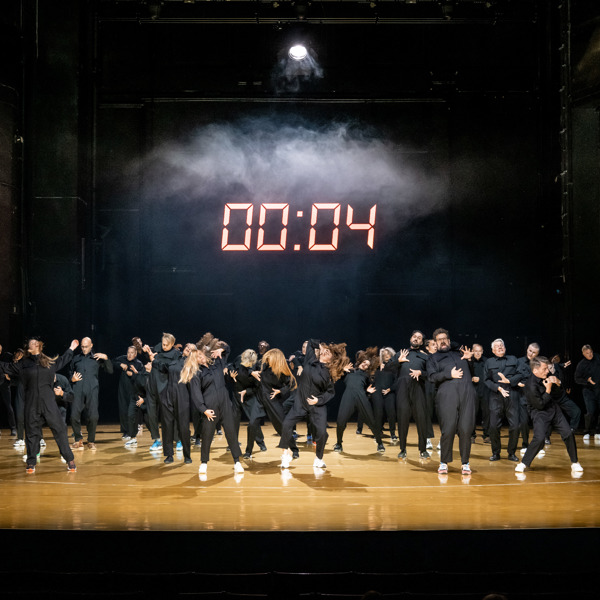 Hela ensemblen från Den yttersta minuten dansar på Stora scenen.