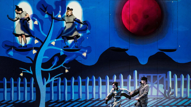 Fyra skådespelare dansar i scenografin till uppsättningen Det blåser på månen.