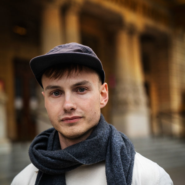 Lukas Orwin framför Dramatens entré.