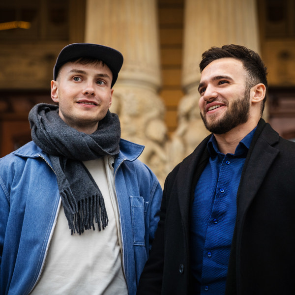 Lukas Orwin och Hamood Al Bwab framför Dramatens entré.