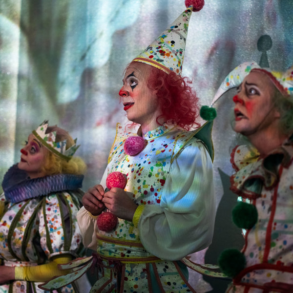 Elisabeth Wernesjö, Hannes Meidal och Jesper Feldt i Så tuktas en argbigga.