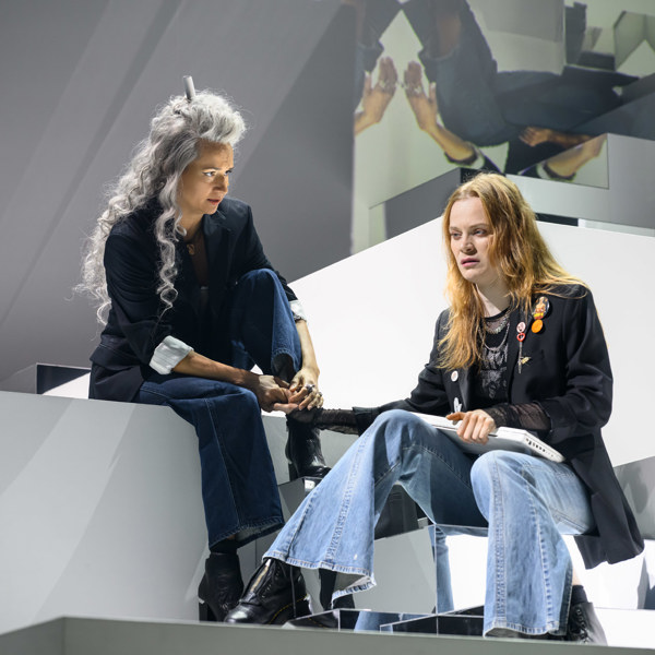 Bianca Kronlöf och Electra Hallman i Fejk.