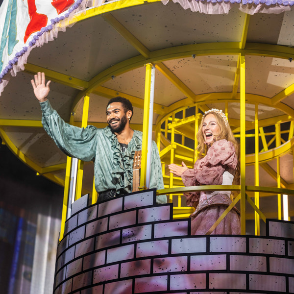 John Njie och Maia Hansson Bergqvist i Så tuktas en argbigga.