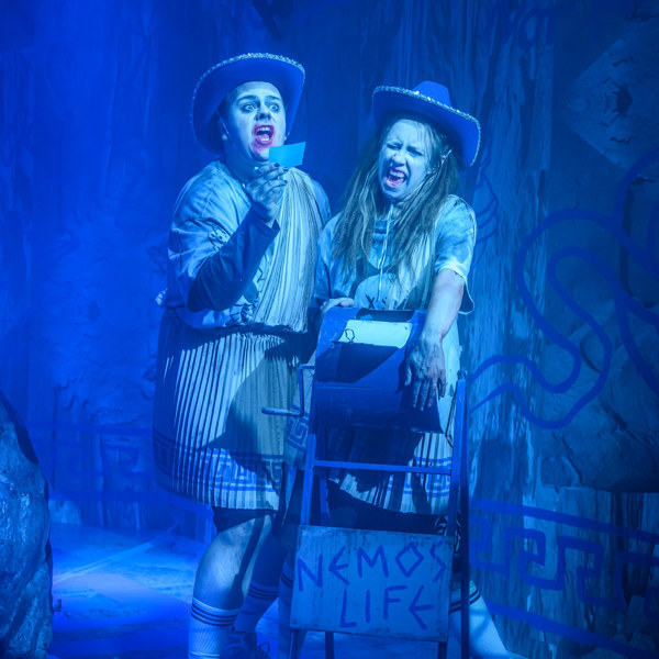 Jesper Forsberg och Ester Claesson i Nemesis.