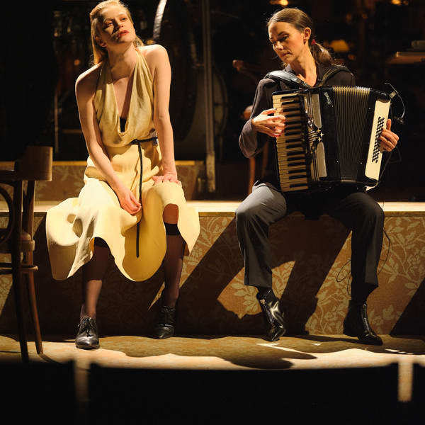 Electra Hallman och Lisa Långbacka i Tolvskillingsoperan