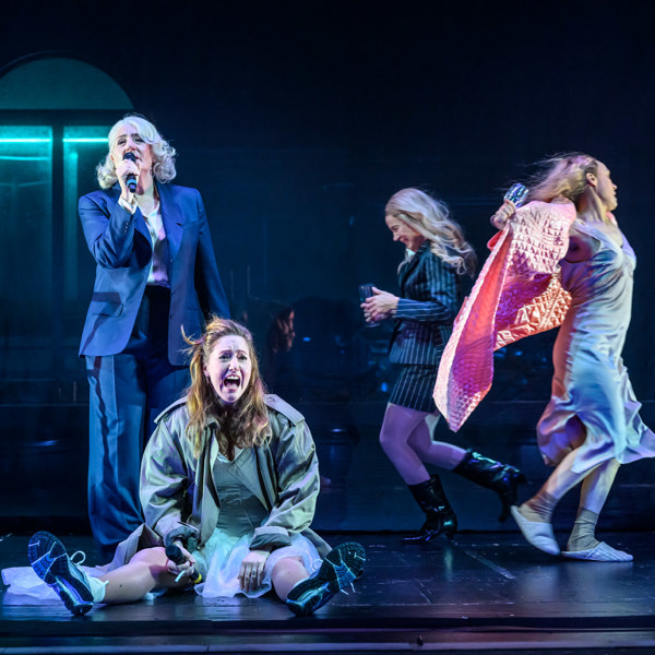 Lotta Tejle, Sanna Sundqvist, Ellen Jelinek och Rebecka Hemse i Titta en älg.