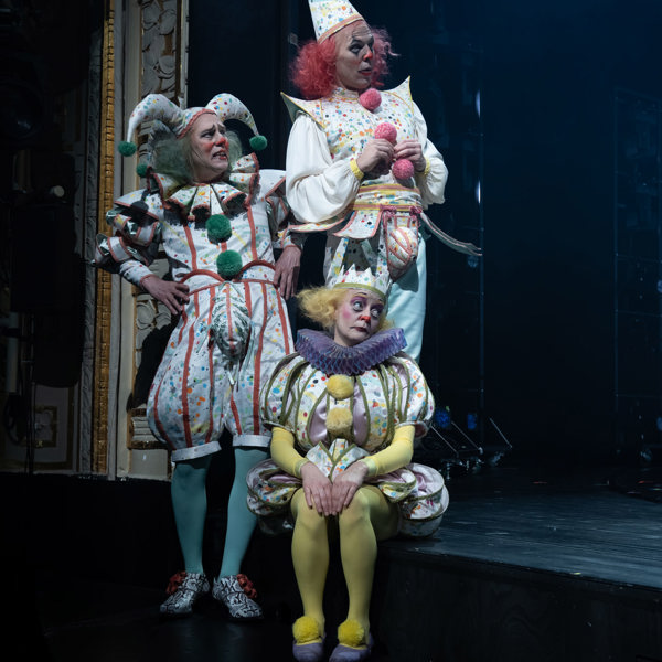 Jesper Feldt, Elisabeth Wernesjö och Hannes Meidal i Så tuktas en argbigga.