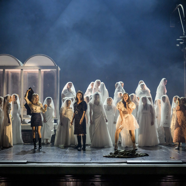 Lotta Tejle, Ellen Jelinek, Marie Richardson, Sanna Sundqvist  och Rebecka Hemse i Titta en älg. I bakgrunden: Stockholm City Voices. 