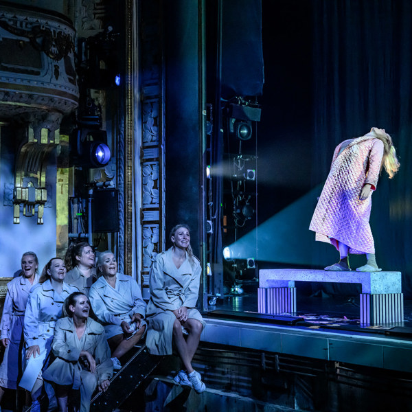 Stockholm City Voices och Rebecka Hemse i Titta en Älg.