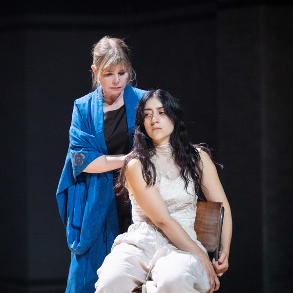 Anna Björk och Gizem Erdogan i Hamlet.