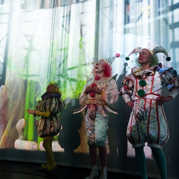 Elisabeth Wernesjö, Hannes Meidal och Jesper Feldt i Så tuktas en argbigga.