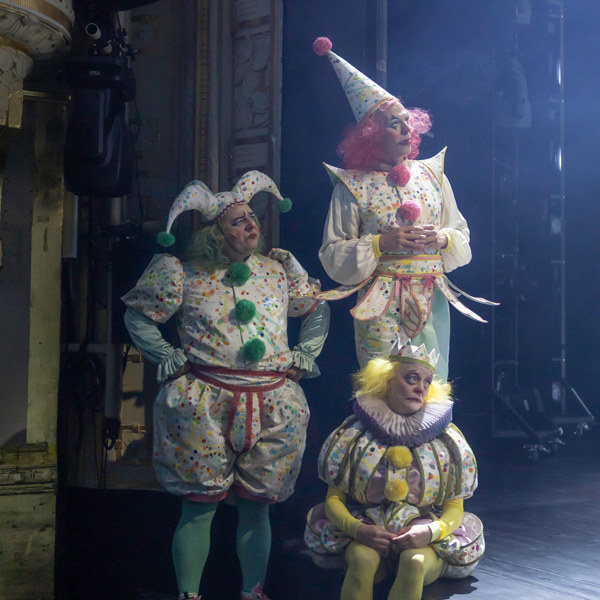 Andreas Rothlin Svensson, Hannes Meidal och Elisabeth Wernesjö i Så tuktas en argbigga.