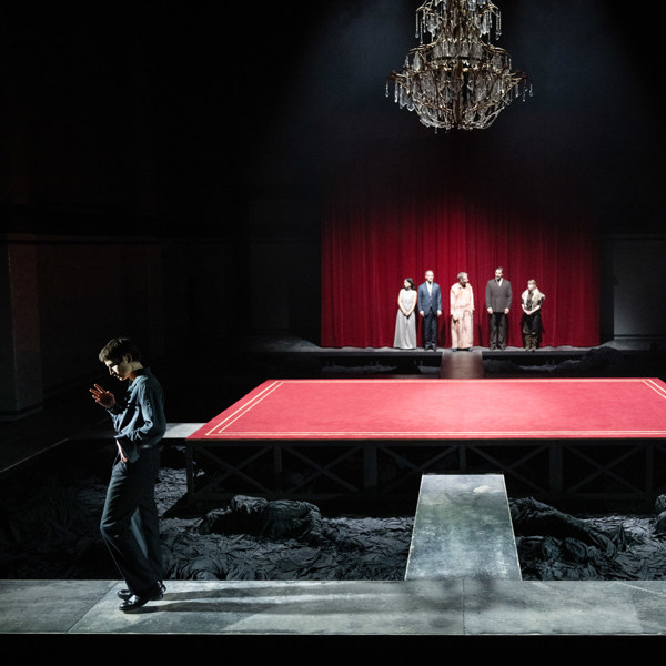 Gustav Lindh. I bakgrunden: Gizem Erdogan, Thomas Hanzon, Shanti Roney, Mustafa Al-Mashhadani och Anna Björk i Hamlet.