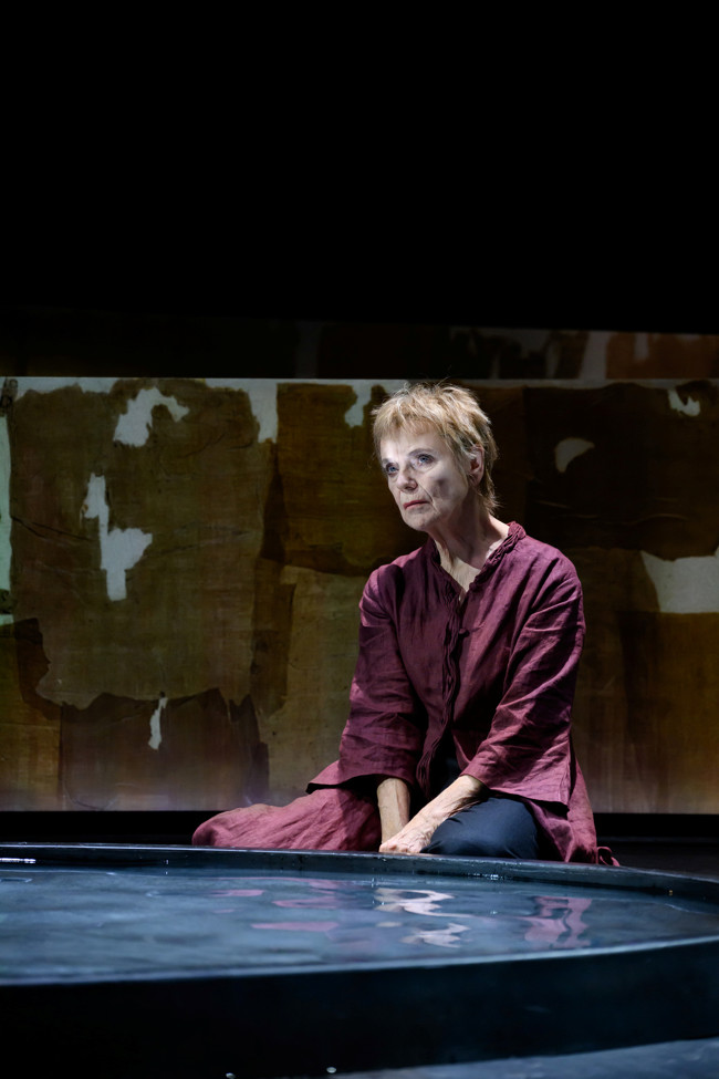 Stina Ekblad i Perserna Trojanskorna.