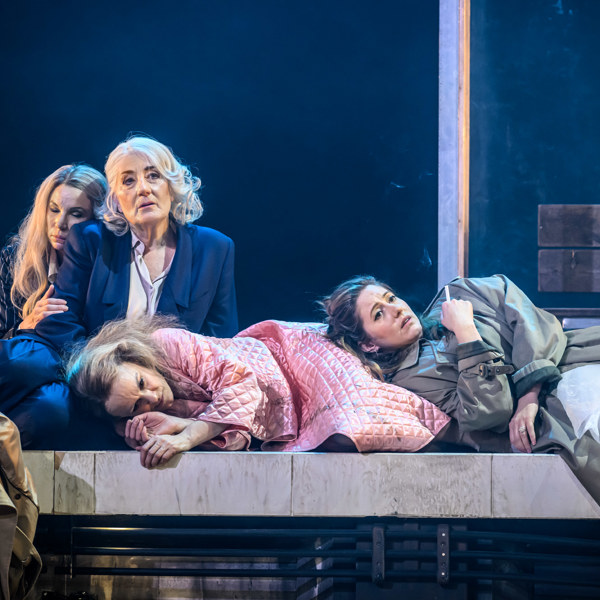 Ellen Jelinek, Lotta Tejle, Rebecka Hemse och Sanna Sundqvist i Titta en älg.