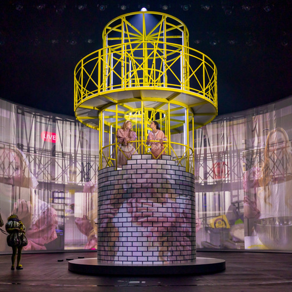 Maia Hansson Bergqvist och Sara Shirpey i Så tuktas en argbigga.