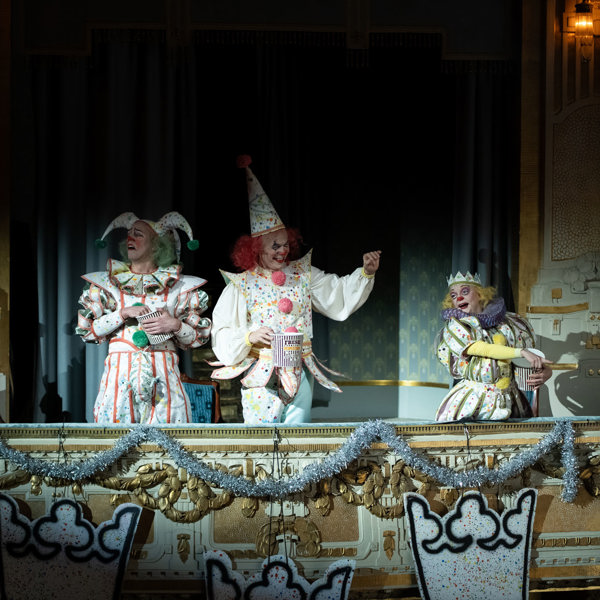 Jesper Feldt, Hannes Meidal och Elisabeth Wernesjö i Så tuktas en argbigga.