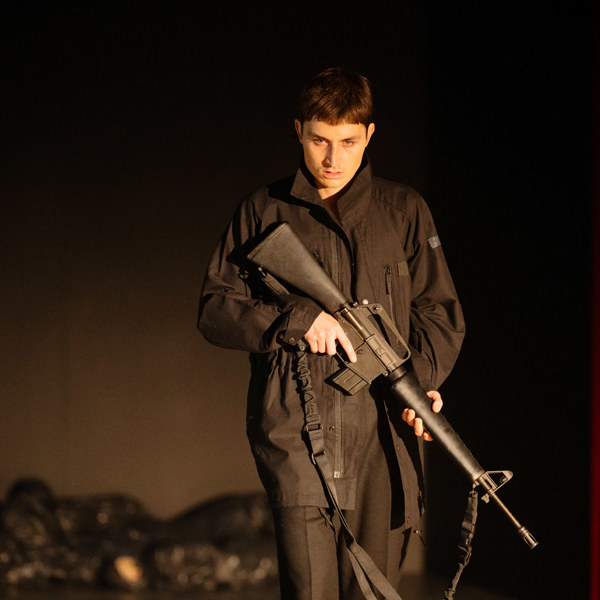 Gustav Lindh i Hamlet.