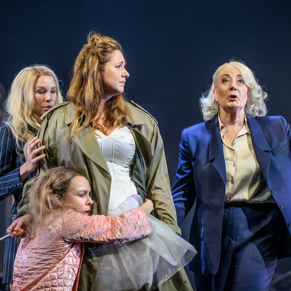 Ellen Jelinek, Rebecka Hemse, Sanna Sundqvist och Lotta Tejle i Titta en älg.