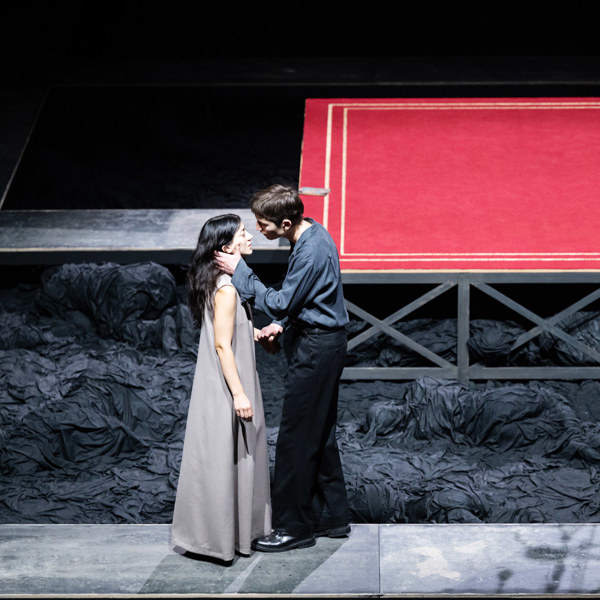 Gizem Erdogan och Gustav Lindh i Hamlet.