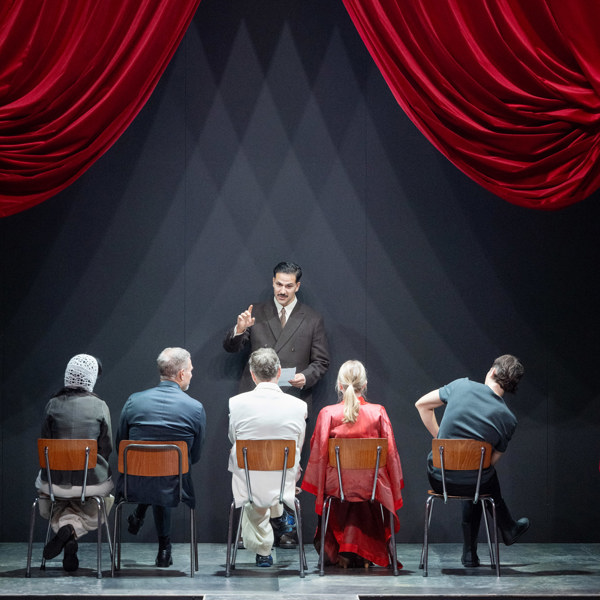 Gizem Erdogan, Thomas Hanzon, Shanti Roney, Mustafa Al-Mashhadani, Anna Björk och Gustav Lindh i Hamlet.