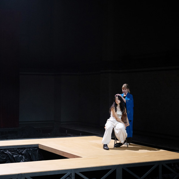 Gizem Erdogan och Anna Björk i Hamlet.