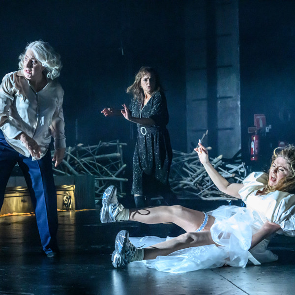 Lotta Tejle, Marie Richardson och Sanna Sundqvist i Titta en älg.