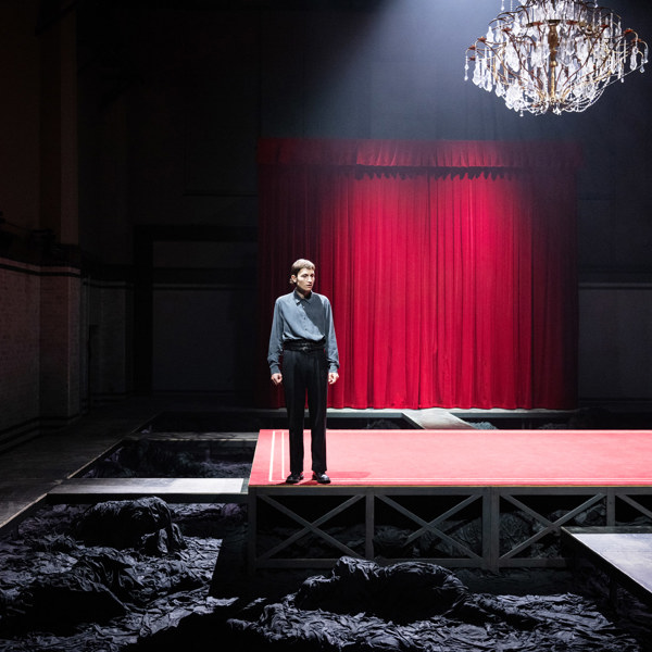 Gustav Lindh i Hamlet.