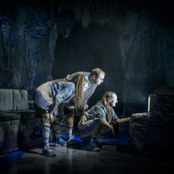 Ester Claesson, Jesper Forsberg och Tanja Lorentzon i Nemesis.