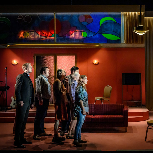 Christoffer Svensson, Alexander de Sousa, César Sarachu, Danilo Bejarano, Gunilla Larsson, Nina Fex och Shanti Roney i Kärlek på svenska.