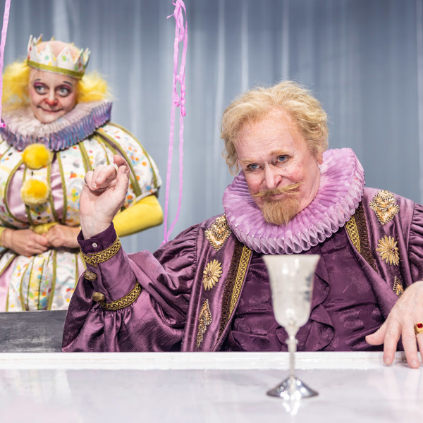 Elisabeth Wernesjö och Pierre Wilkner i Så tuktas en argbigga.