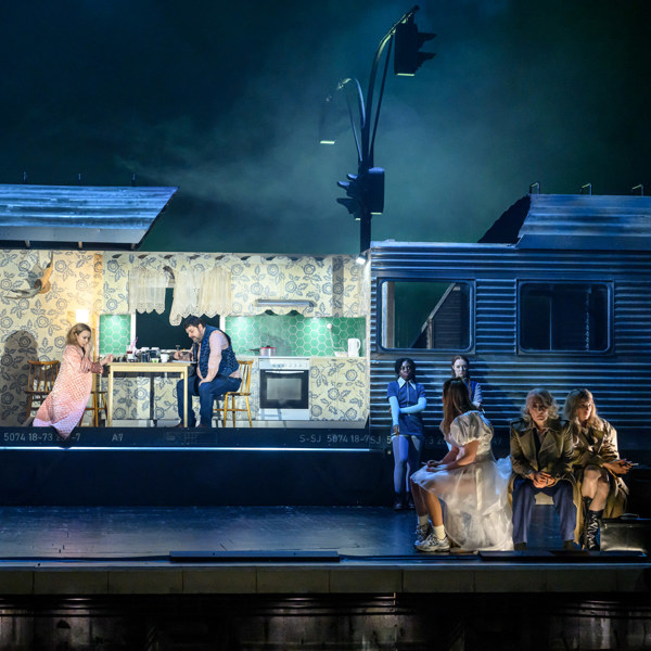 Rebecka Hemse, Andreas Rothlin Svensson, Nancy Ofori, Hanna Ekberg, Sanna Sundqvist, Lotta Tejle och Ellen Jelinek i Titta en älg.