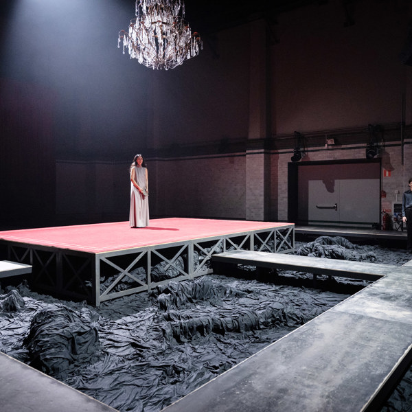 Gisem Erodgan och Gustav Lindh i Hamlet.