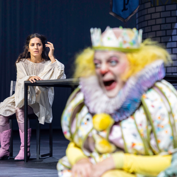 Sara Shirpey och Elisabeth Wernesjö i Så tuktas en argbigga.