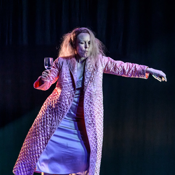 Rebecka Hemse i Titta en älg.