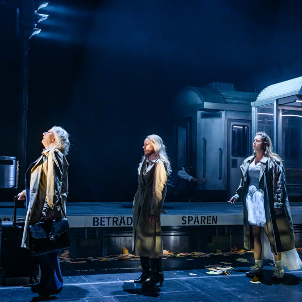 Lotta Tejle, Ellen Jelinek och Sanna Sundqvist i Titta en älg.