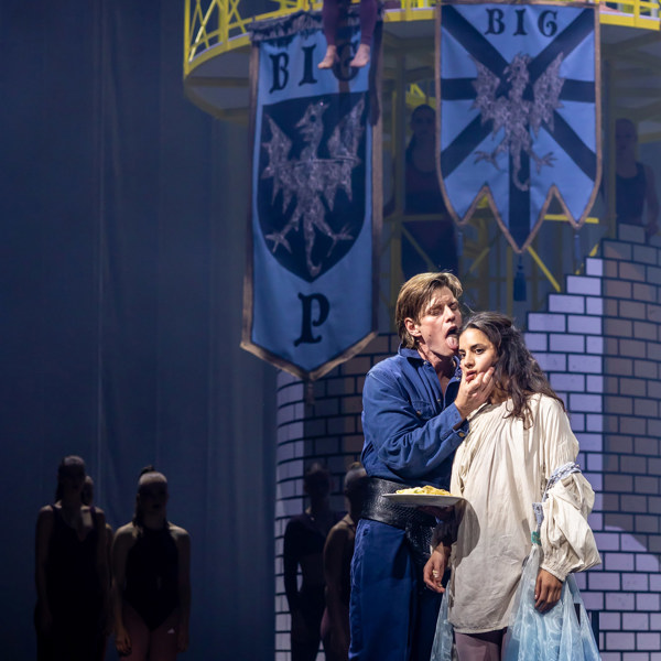 David Book och Sara Shirpey i Så tuktas en argbigga.