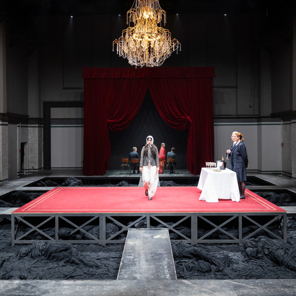 Gizem Erdogan i Hamlet.